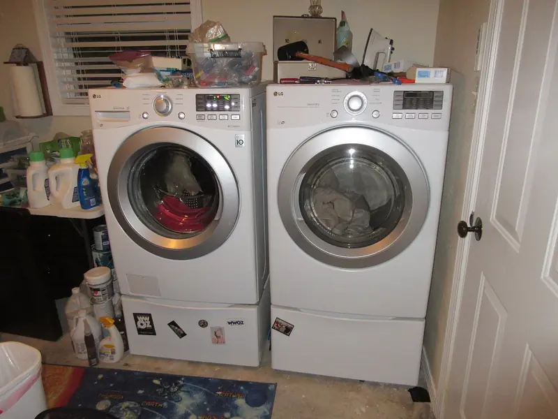 Mesin cuci dan pengering di ruang laundry